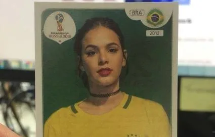 Bruna Marquezine ganha figurinha do álbum da Copa e web pira