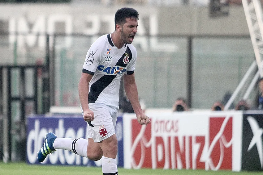 Vasco joga mal, mas vence o Tupi e amplia invencibilidade para 29 jogos