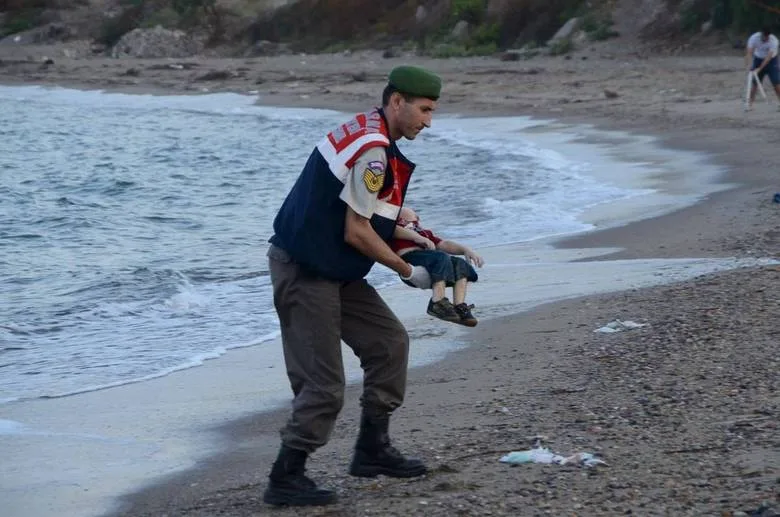 ATTENTION EDITORS – VISUAL COVERAGE OF SCENES OF DEATH OR INJURY A Turkish gendarmerie carries a young migrant, who drowned in a failed attempt to sail to the Greek island of Kos, in the coastal town of Bodrum, Turkey, September 2, 2015. At least 11 migrants believed to be Syrians drowned as two boats sank […]