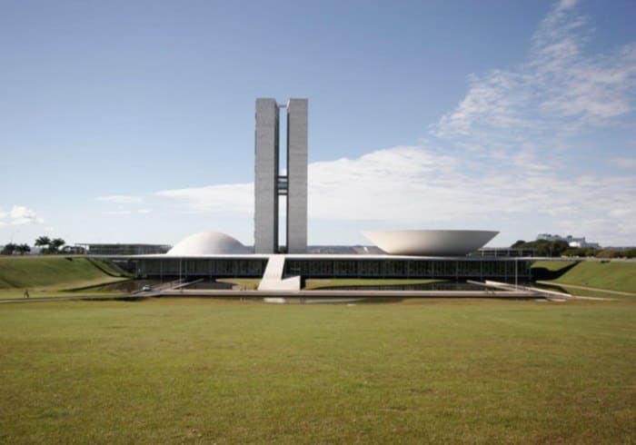 Senadores discutem projeto que proíbe despejo