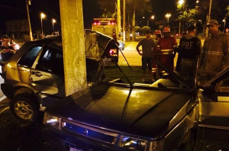 Carro parte ao meio após bater em poste na BR-101, em Linhares