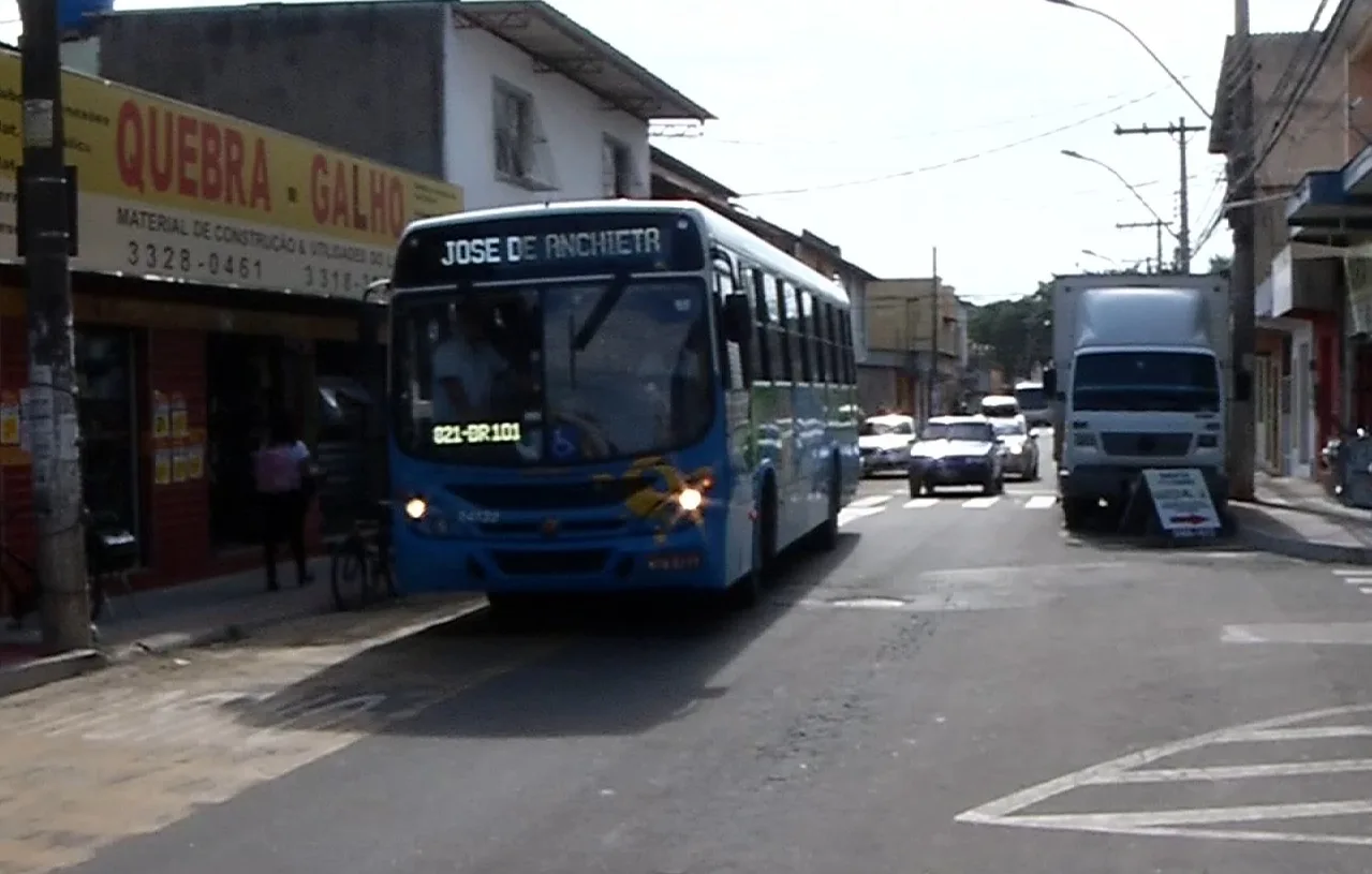 Toque de recolher fecha escolas e comércio e ônibus mudam trajetos na Serra