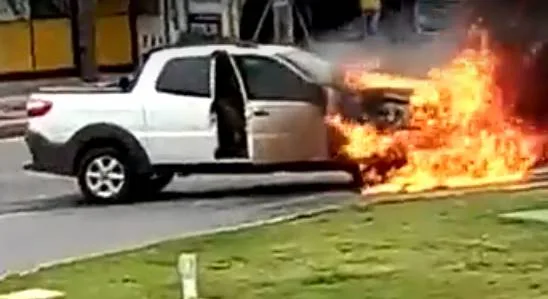 Carro pega fogo na Avenida Norte Sul, na Serra. Confira o vídeo!