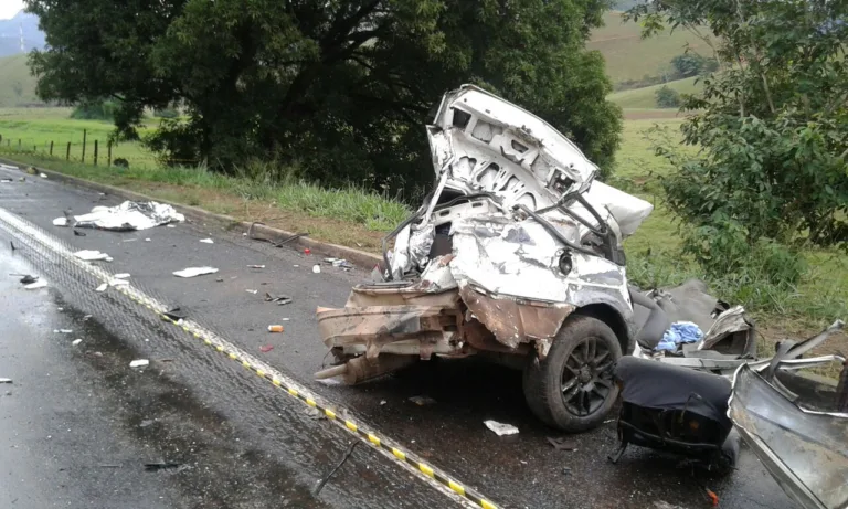 Uma pessoa morre e duas ficam feridas em grave acidente na BR-101 em Mimoso do Sul