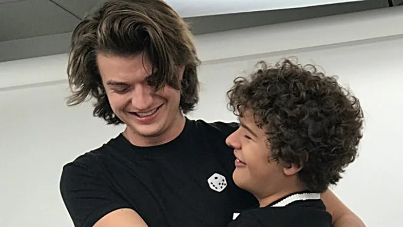 Joe Keery e Gaten Matarazzo, de Stranger Things, fazem teste de amizade