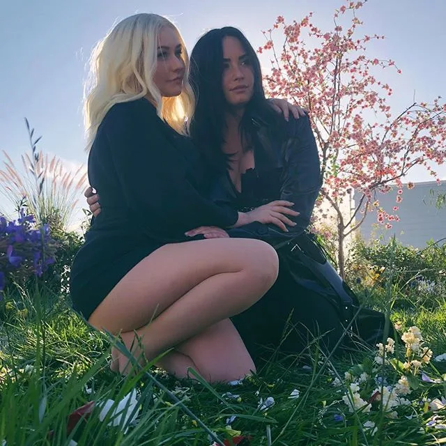 Christina Aguilera e Demi Lovato lançam clipe para a faixa 'Fall In Line'