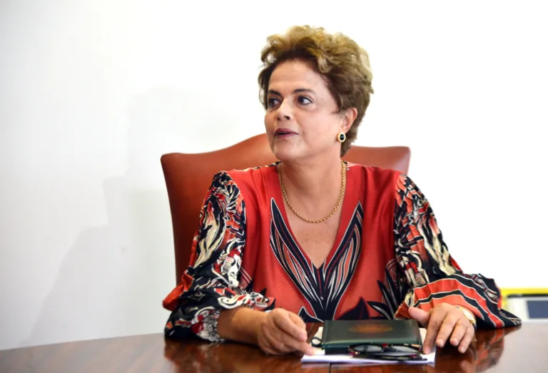 Brasília – Presidenta Dilma Rousseff assina a carta de ratificação do Acordo de Facilitação do Comércio da OMC durante audiência concedida ao embaixador Roberto Azevêdo, Diretor-Geral da Organização Mundial do Comércio-OMC (Antônio Cruz/Agência Brasil)