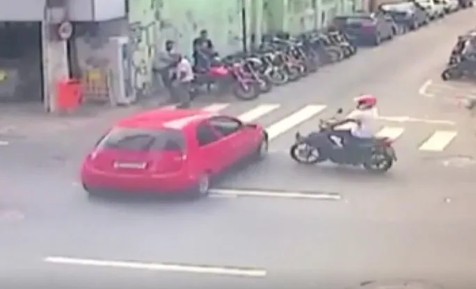 Vídeo: motociclista bate em carro no Centro de Vitória