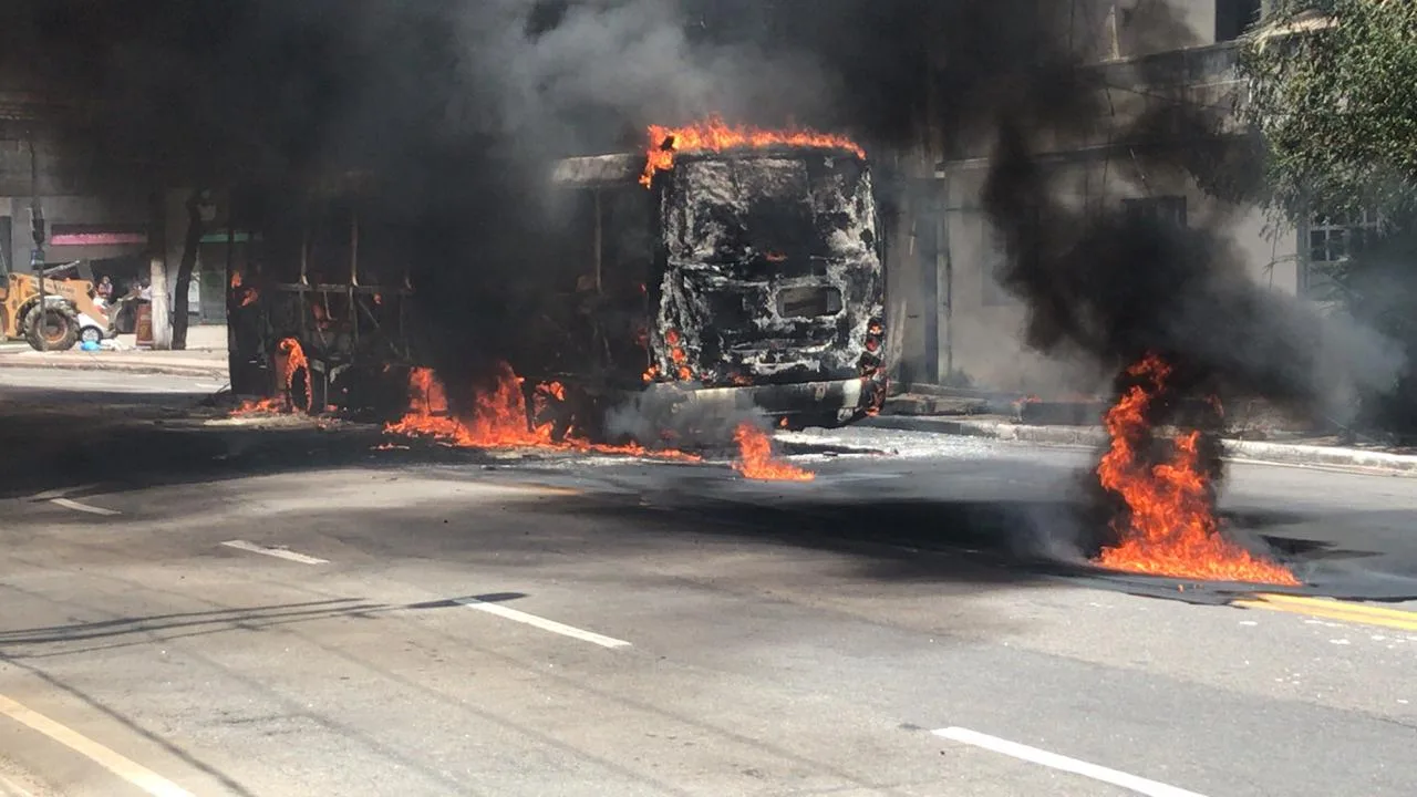 VÍDEO | Ônibus é incendiado, e carros e lojas são depredados em avenidas de Vitória