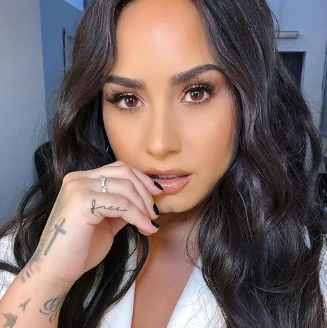 Demi Lovato revela que conseguiu ter seios fartos depois de superar problemas alimentares: 'Peitões que eu queria'