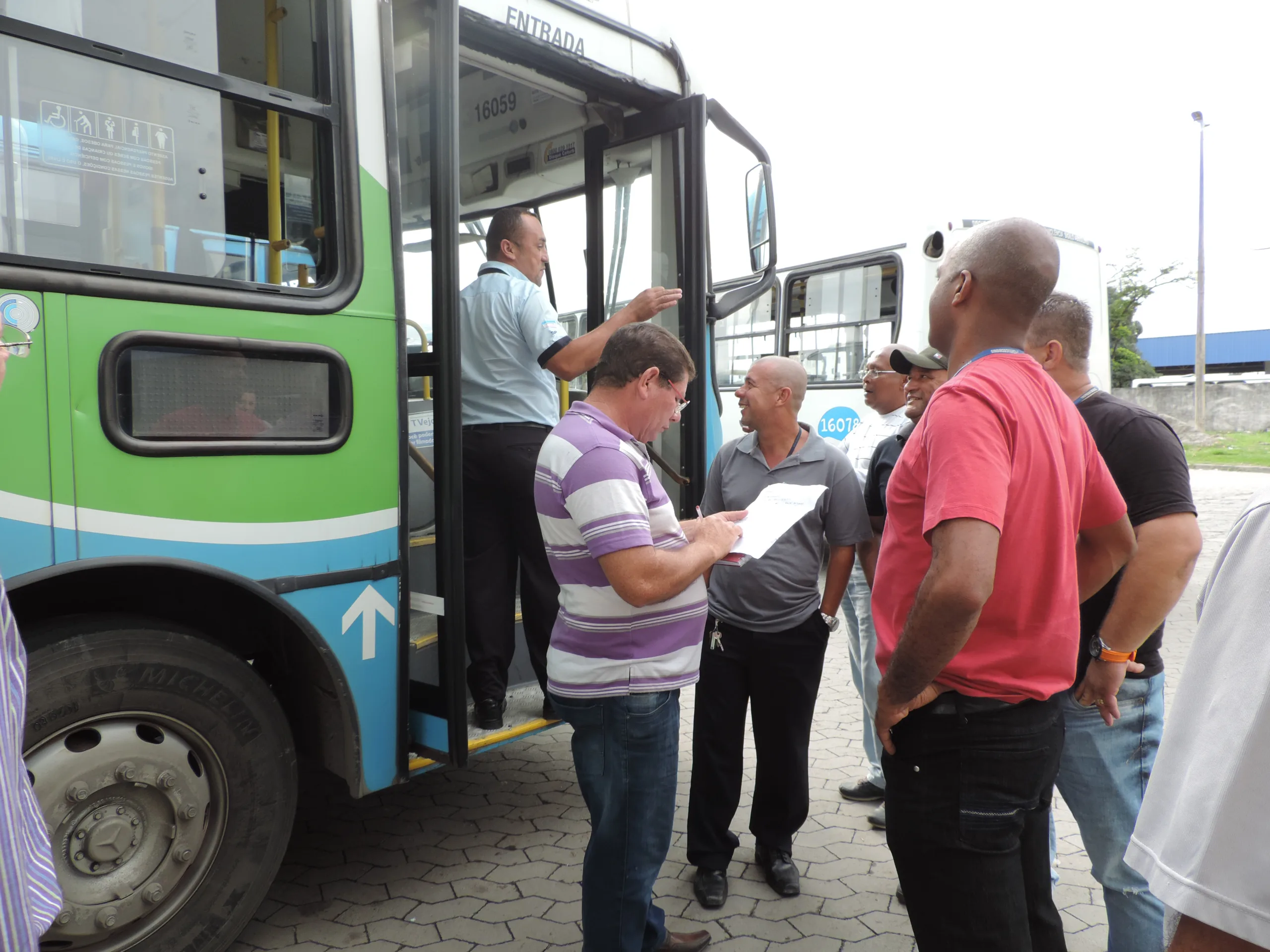 Mais de 50 ônibus com pneus carecas e portas com defeito são retirados das ruas na GV