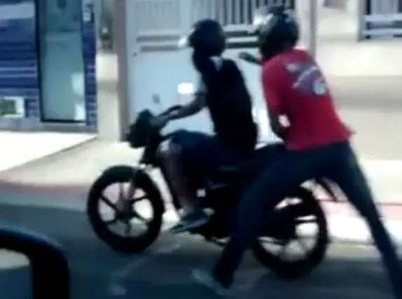 Vídeo mostra ação de bandidos de moto durante assalto na Serra