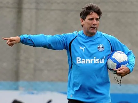 PORTO ALEGRE,RS,25.11.2010: FUTEBOL-TREINO GRÊMIO – Renato Portaluppi, técnico do Grêmio no treino realizado na tarde de hoje no campo suplementar. A equipe prepara-se para a partida contra o Guarani-SP, domingo(28) às 17h no estádio Brinco de Ouro da Princesa em Campinas-SP, válida pela trigésima sétima rodada do Brasileirão 2010. Foto: Edu Andrade