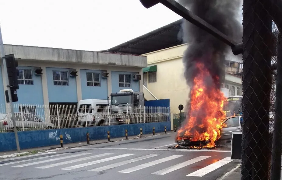 Carro pega fogo no meio da rua em Cariacica