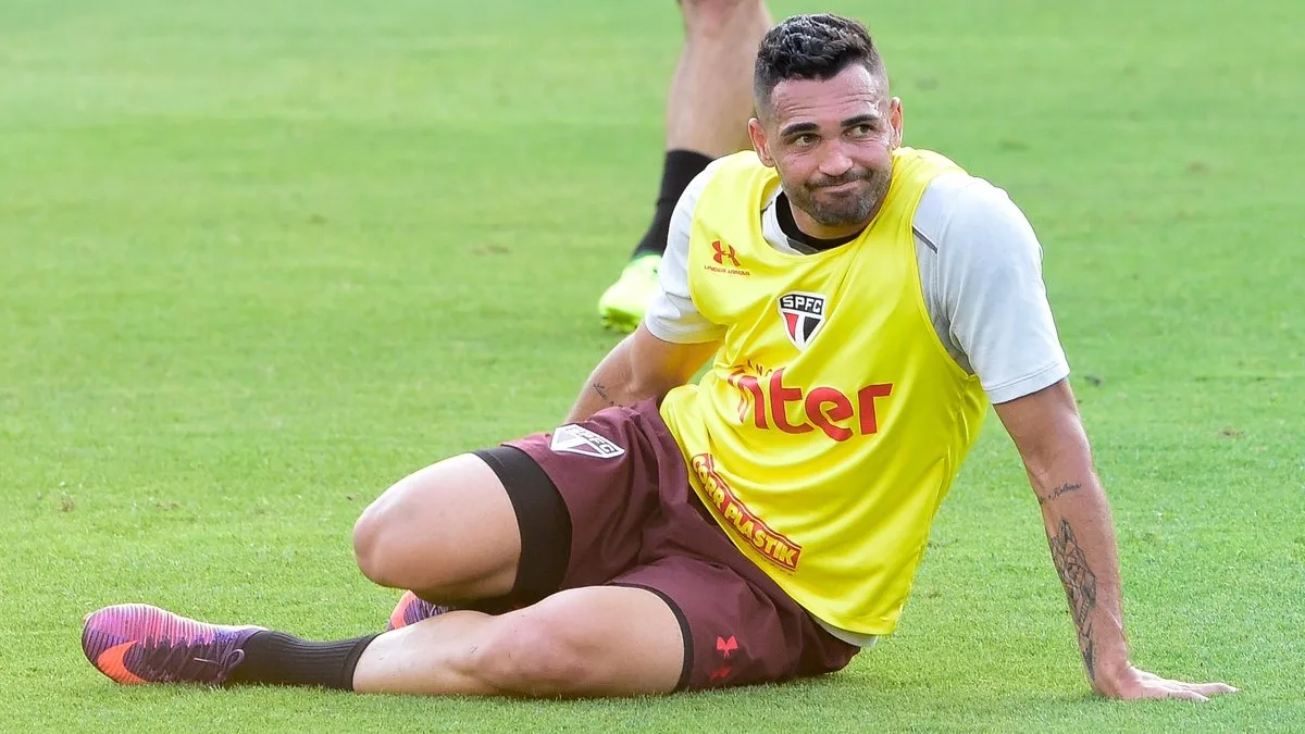 Corinthians negocia com Gilberto, ex-São Paulo, e deixa Dourado como plano B