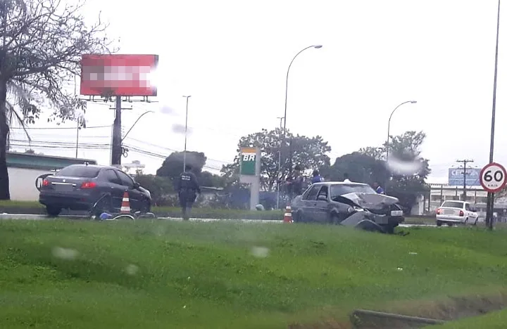 Motociclista precisa ser socorrido após acidente na Serra