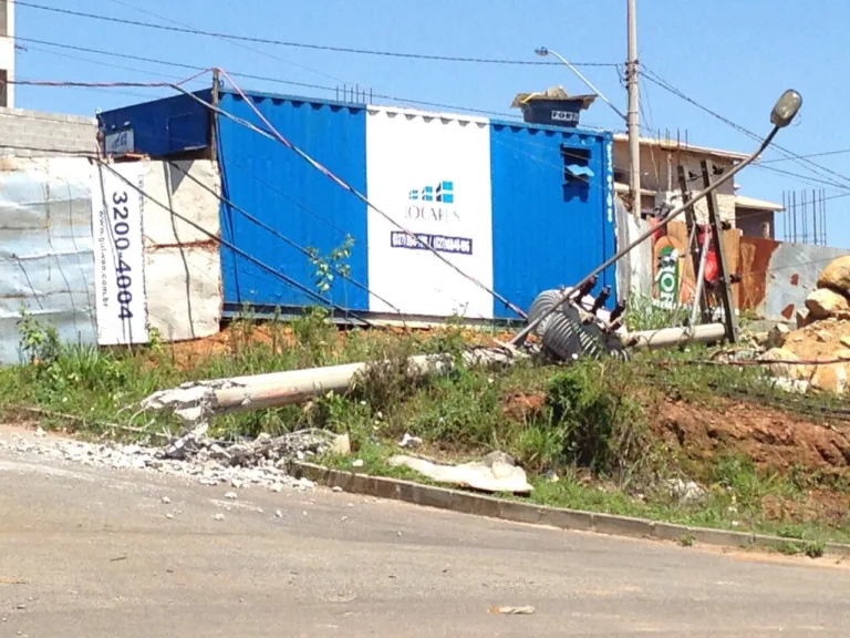 Carreta derruba poste e deixa moradores sem luz em Vila Velha