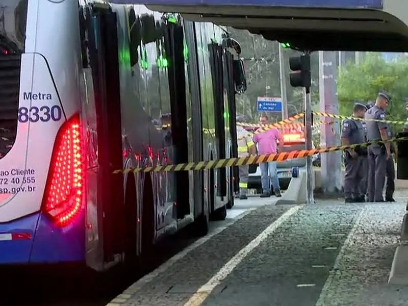 Corpo de PM morto em assalto a ônibus é enterrado em SP