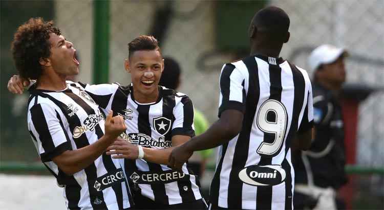 Embalado, Botafogo pega Coritiba em casa para manter a boa fase no Brasileirão