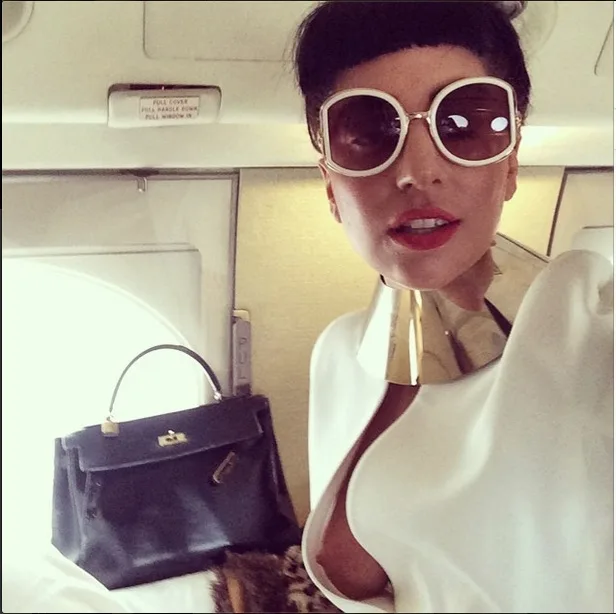 Lady Gaga publica foto e deixa seio à mostra durante viagem