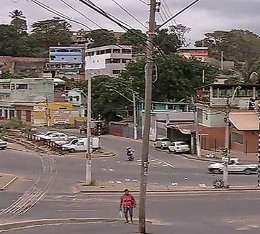 E no meio da rua tem um poste... que causa acidentes e transtornos em Cariacica