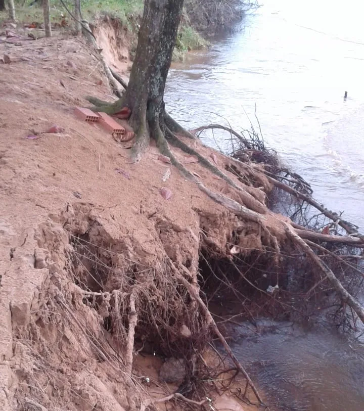 Força da maré causa estragos em orla de Bicanga, na Serra