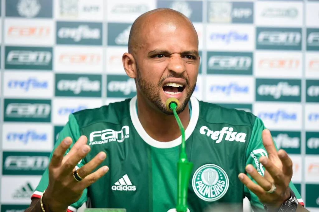 Felipe Melo critica árbitro após cartão amarelo e suspensão do Paulistão