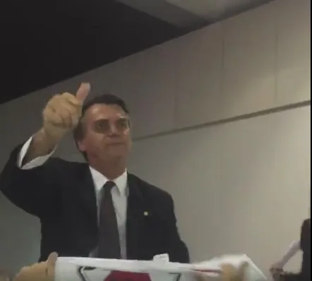 Gritos de 'Bolsonaro presidente' e 'Fora PT' na chegada de deputado em Vitória