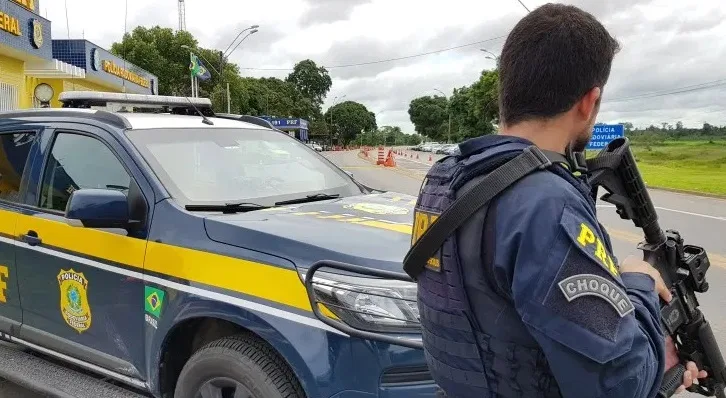 Jovem com mandado de busca e apreensão é preso após conduzir moto pela contramão