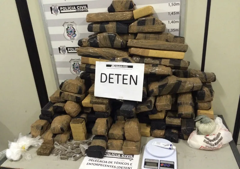 Polícia encontra 100 kg de maconha escondidos dentro de freezer na Serra