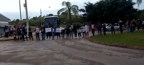 Alunos protestam contra situação precária em Escola Estadual de Viana