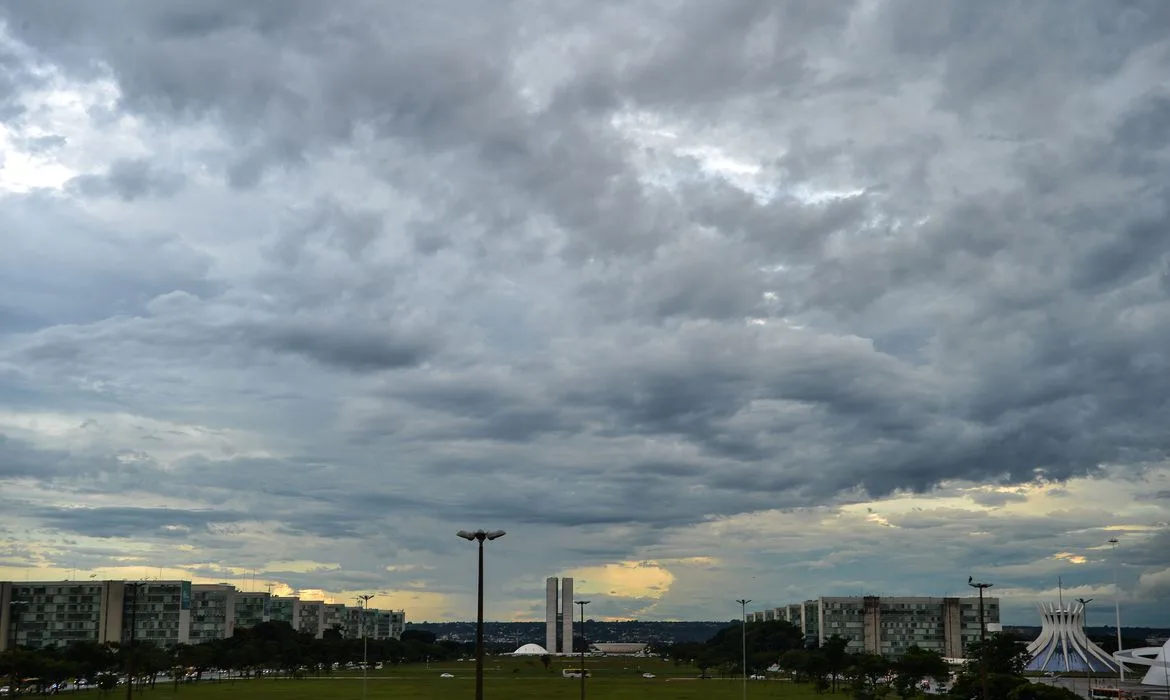 Brasília com Sol e muitas nuvens, pancadas de chuva à tarde e à noite