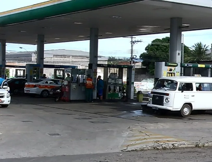 Gangue é flagrada por PMs durante assalto em posto de combustível em Vila Velha