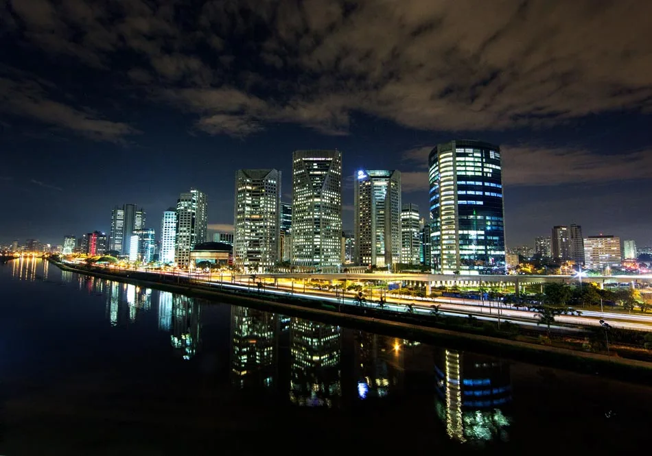 Foto noturna da Marginal Pinheiros, na região da Berrini. São Paulo, 23/01/2014. Foto Daniel Teixeira/Estadão Conteúdo.