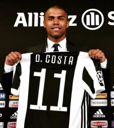 Juventus paga 40 mi de euros e assina em definitivo com Douglas Costa até 2022