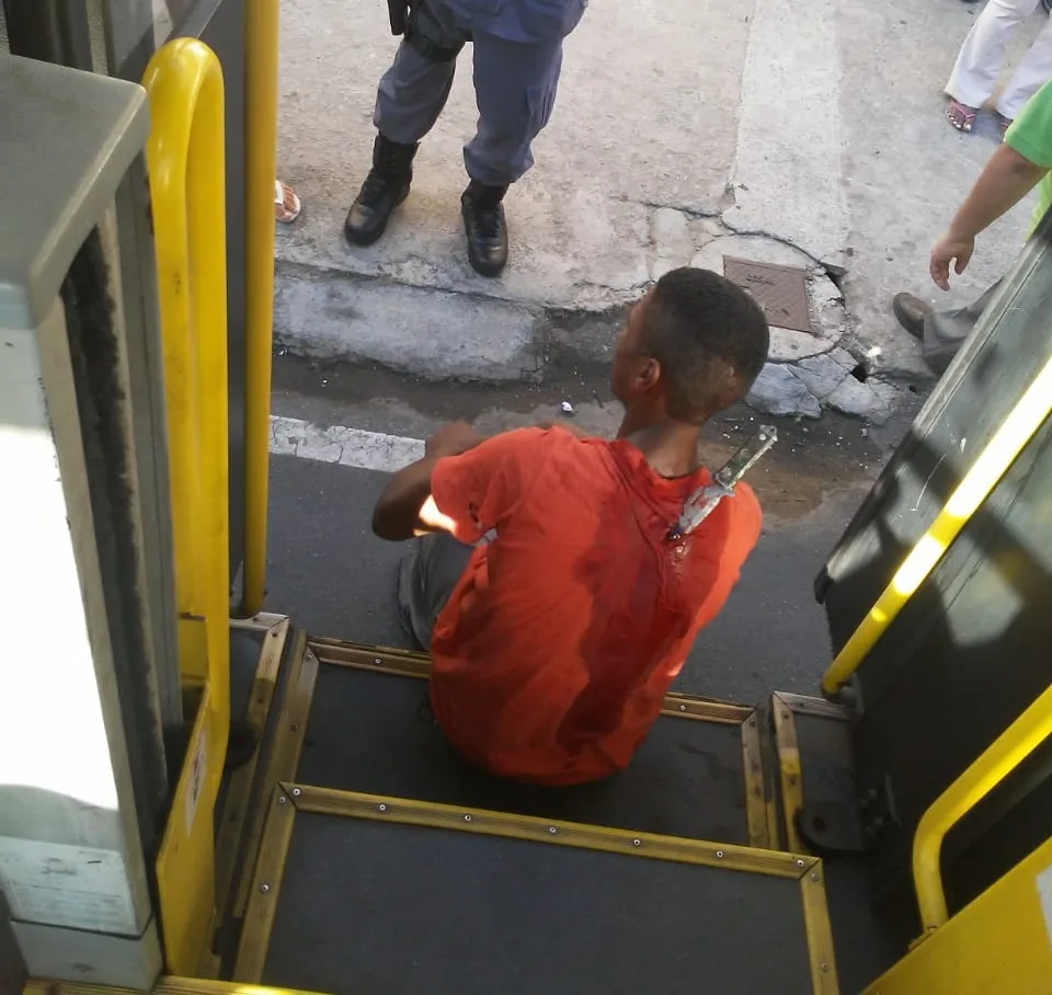 Suspeito de cometer assalto em ônibus é agredido e fica com faca cravada nas costas em Vitória