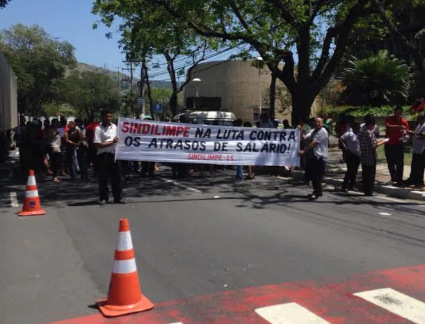 Com salários atrasados, funcionários de limpeza protestam e causam lentidão no trânsito em Vitória