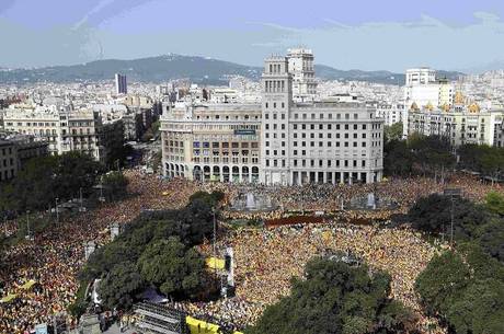 Catalan pro-independence demonstrators attend a rally at Catalunya square in Barcelona October 19, 2014. Catalonia has dropped plans to hold a referendum on independence from Spain next month but will instead hold a “consultation of citizens”, the region’s head said on Tuesday. REUTERS/Albert Gea (SPAIN – Tags: POLITICS CIVIL UNREST TPX IMAGES OF THE DAY)