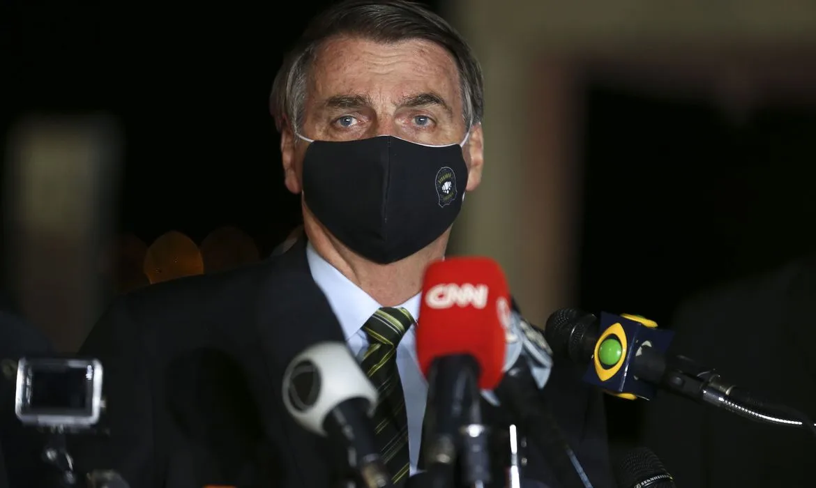 O presidente Jair Bolsonaro fala à imprensa no Palácio da Alvorada