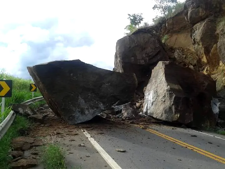 BR 259 em Colatina continua interditada nesta quarta-feira após pedra rolar de barreira