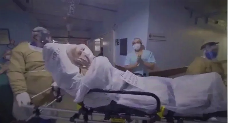 VÍDEO | Idosa de 86 anos se cura de coronavírus e recebe alta do hospital