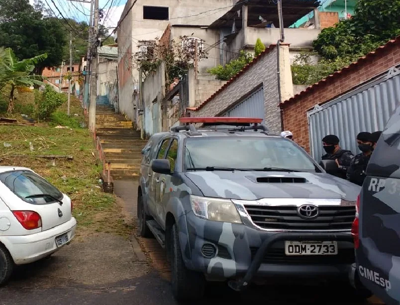 Adolescente é apreendido e dois homens são presos em operação no Morro do Macaco