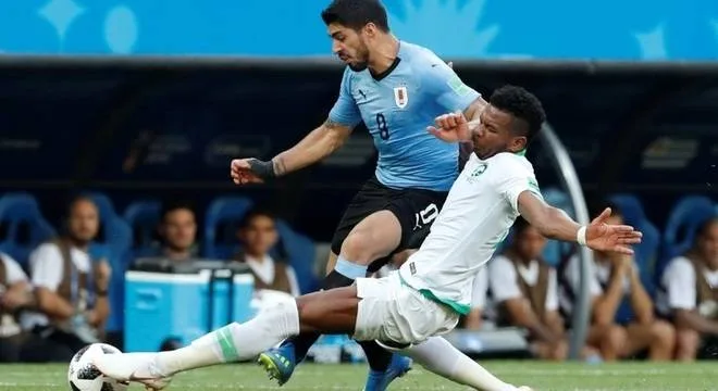 Suárez marca, Uruguai vence a Arábia e se classifica para as oitavas