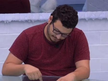 No BBB20, Victor Hugo cheira roupa de Guilherme e conversa sozinho no quarto como se estivesse com brother