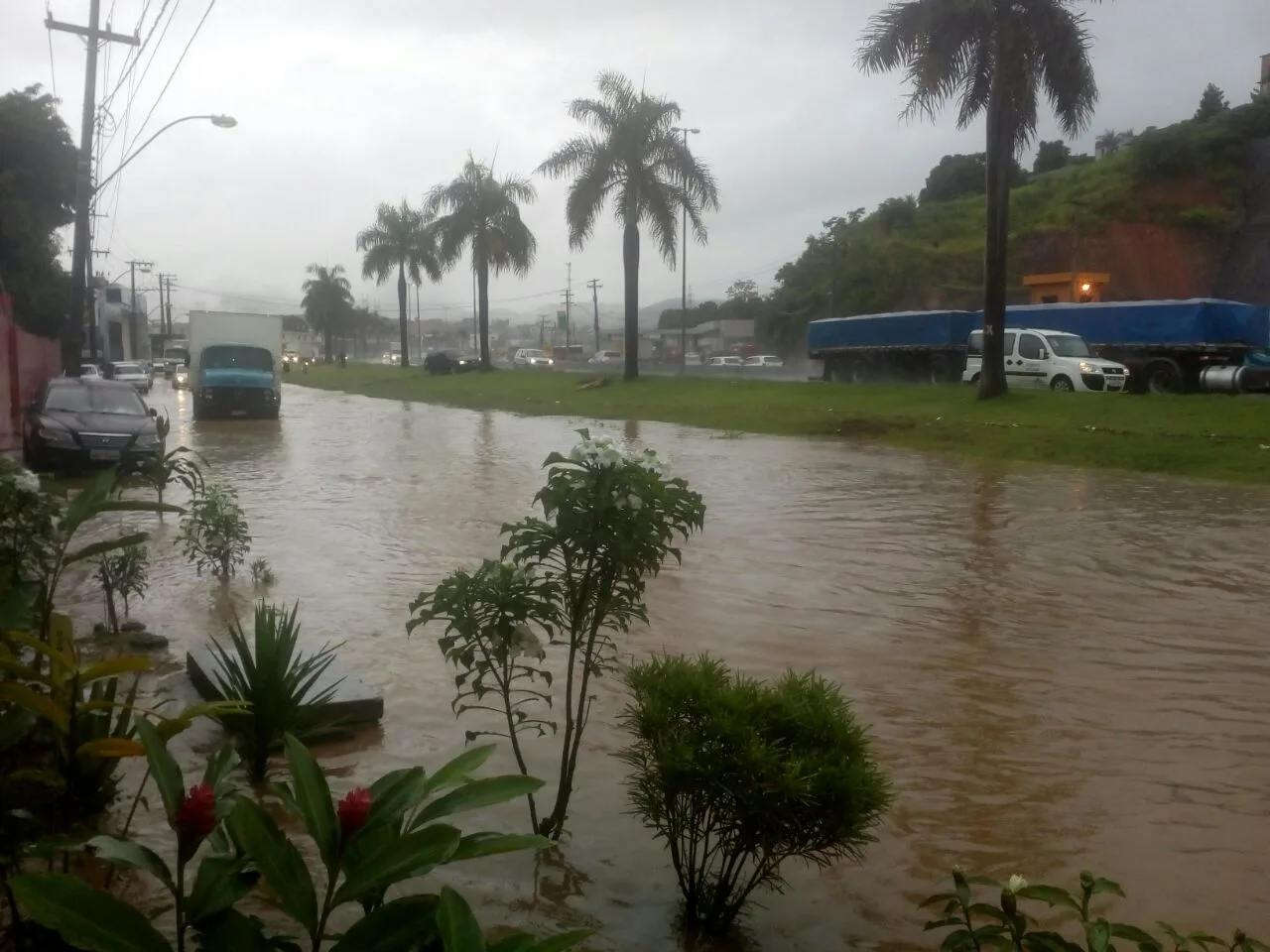 Alagamentos, trânsito congestionado e acidentes: veja os estragos da chuva no ES!