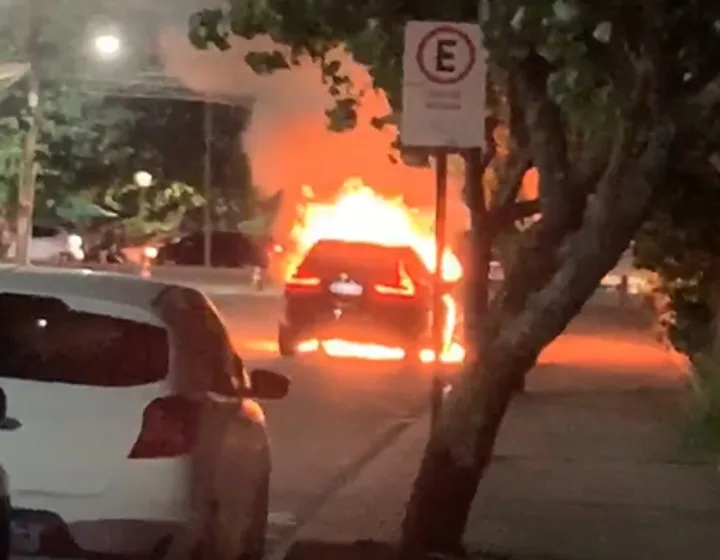 VÍDEO | Carro de luxo pega fogo e via é interditada em Jardim Camburi