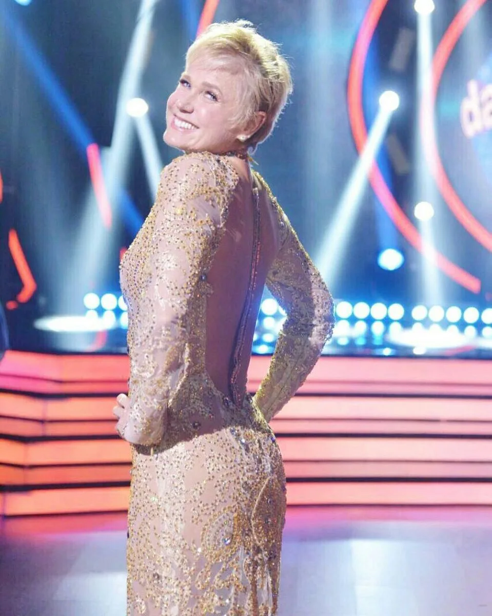 Na estreia da segunda temporada do Dancing Brasil, Xuxa brilha com look poderoso!