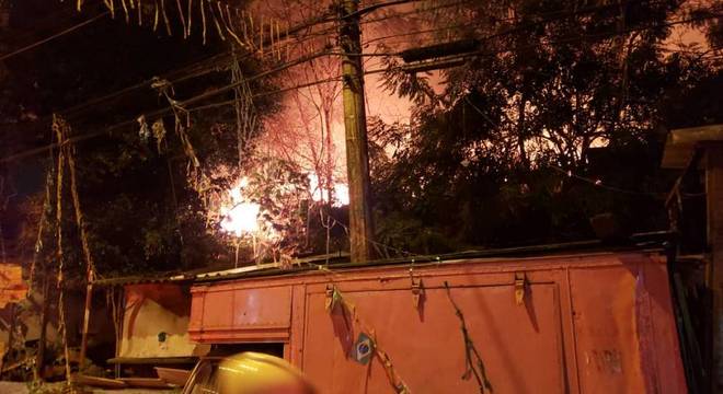 Incêndios em duas favelas de São Paulo deixam 220 desalojados