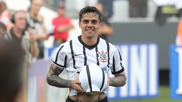 Fagner volta ao Corinthians e minimiza liderança: 'Importante é vencer'