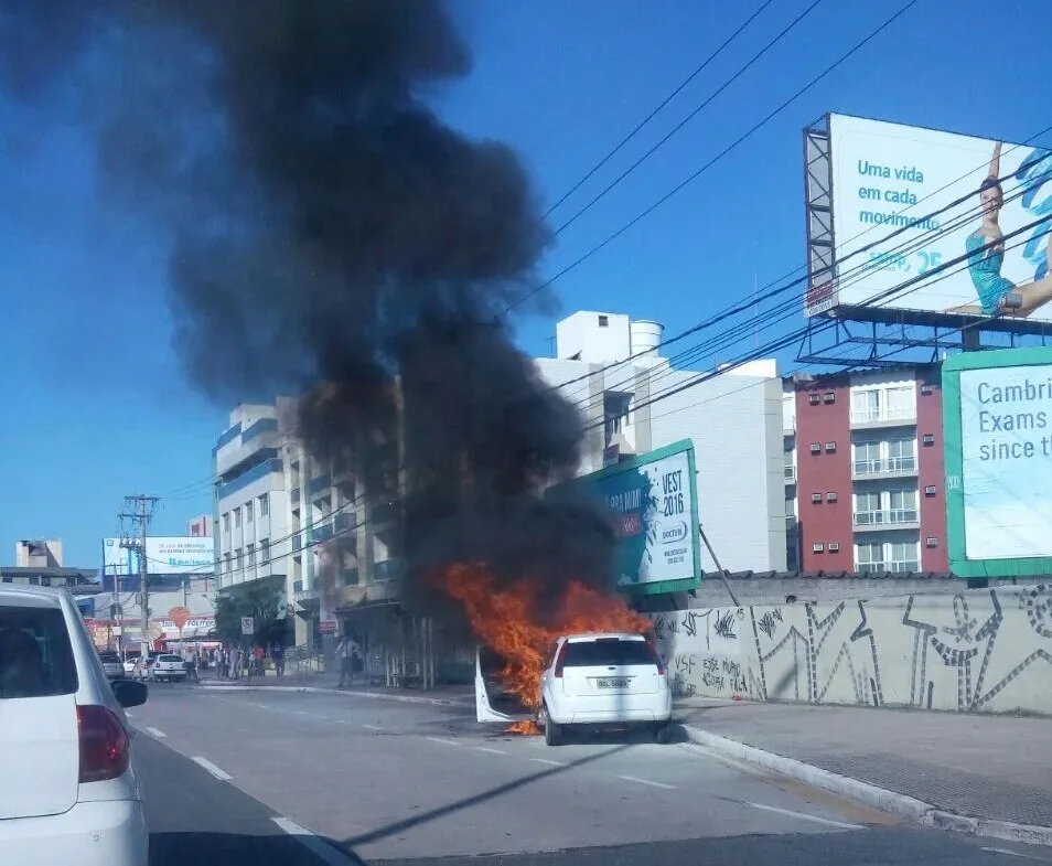 Dante Michelini é interditada após veículo pegar fogo. Veja como está o trânsito!